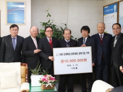 [마포포토] 박홍섭 구청장, 마포인재육성장학재단 장학기금 기탁한 (주)다원