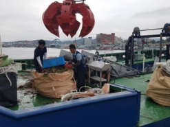 KOEM 동해지사, 속초항 대규모 해양쓰레기 수거 실시