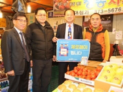 유동균 마포구청장, 마포농수산물시장 찾아 제로페이 가맹점주 격려