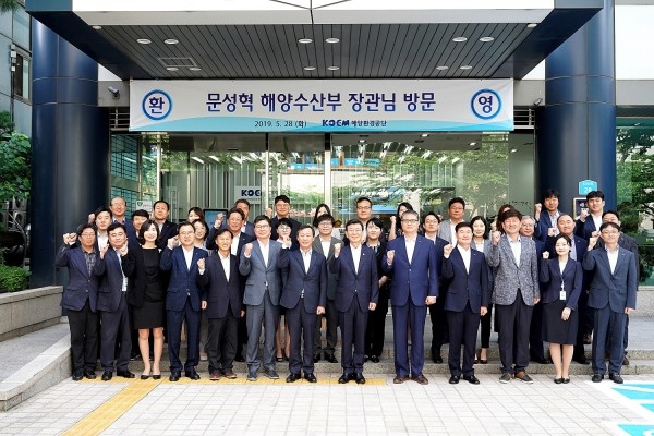 공단 직원들과 기념사진