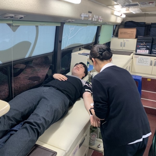 해양환경교육원 임직원이 헌혈을 하고 있다.