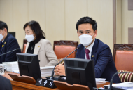 서윤기 운영위원장, 조례 개정안 위원회의 긴급 제안에 만장일치 통과