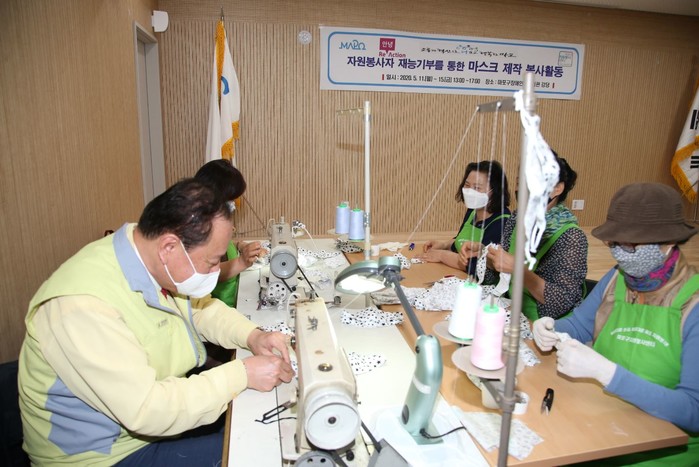 착한마포엄마들.... 재능기부 통해 마스크 제작 자원봉사자 격려 방문한 마포구청장