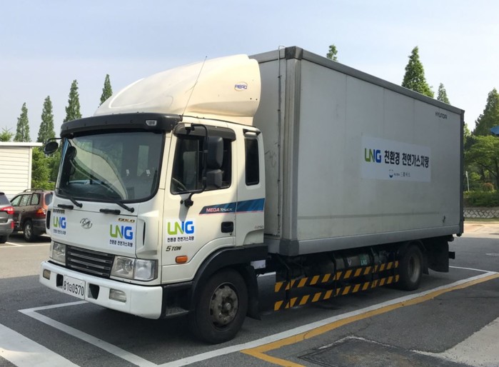 국내 첫  'LNG 튜닝 트럭' 탄생..."노후트럭 미세먼지 이제 그만"
