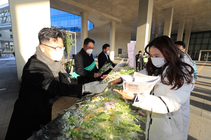 농림축산식품부 김현수 장관, 화훼농가 돕기꽃 나눔 행사 실시...