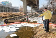 마포구청장, 홍제천 기름 때 제거 현장을 방문해 직원 격려
