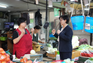 [포토]이순희 강북구청장, 추석 명절 맞아 전통시장 방문
