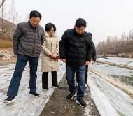 마포구청장, 월드컵천 청보리 식재 현장 환경점검