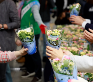 서울교통공사, 17일 아침 출근길 광화문역서 꽃 화분 1,000개 무료 나눔 행사