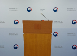 달리면서 쓰레기 주워요…환경부, 기업과 함께 플로깅 공동 활동 펼쳐