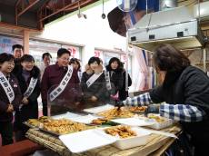 [포토]마포구 설 장보기, 마포 전통시장에서 ‘환급’ 혜택...국산 농축산물·수산물 구매 시 최대 30% 환급