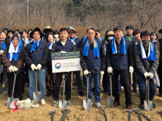 [포토]이승환 한강유역환경청장,   식목일 기념 나무심기 동참