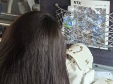 [칼럼] 샤넬을 걸쳤지만, 매너는 명품이 아니었다