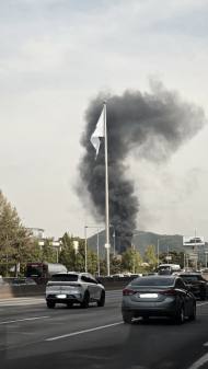 서초구 양재 IC 인근 비닐하우스 화재…플라스틱 연소 유해가스 도심 확산