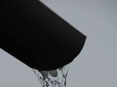 담배꽁초·쓰레기에 막힌 빗물받이, 도시 침수 키운다