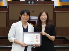 윤영희 시의원, ‘친절한홍한의원 재택의료센터’ 의료진 12명에 의장표창 수여