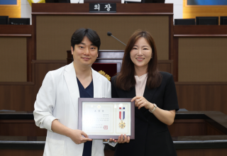 윤영희  시의원, ‘친절한홍한의원 재택의료센터’ 의료진 12명에 의장표창 수여