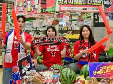 축구 경기·비·폭염 맞춤형 할인… 농협 하나로마트 , 수박 최대 1만 원대 판매