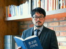 [정진욱의 종교와 기하학] 제1편, 평면 위 절대 만날 수 없는 '평행선' ... '입체인 구(球)'에서 만나다
